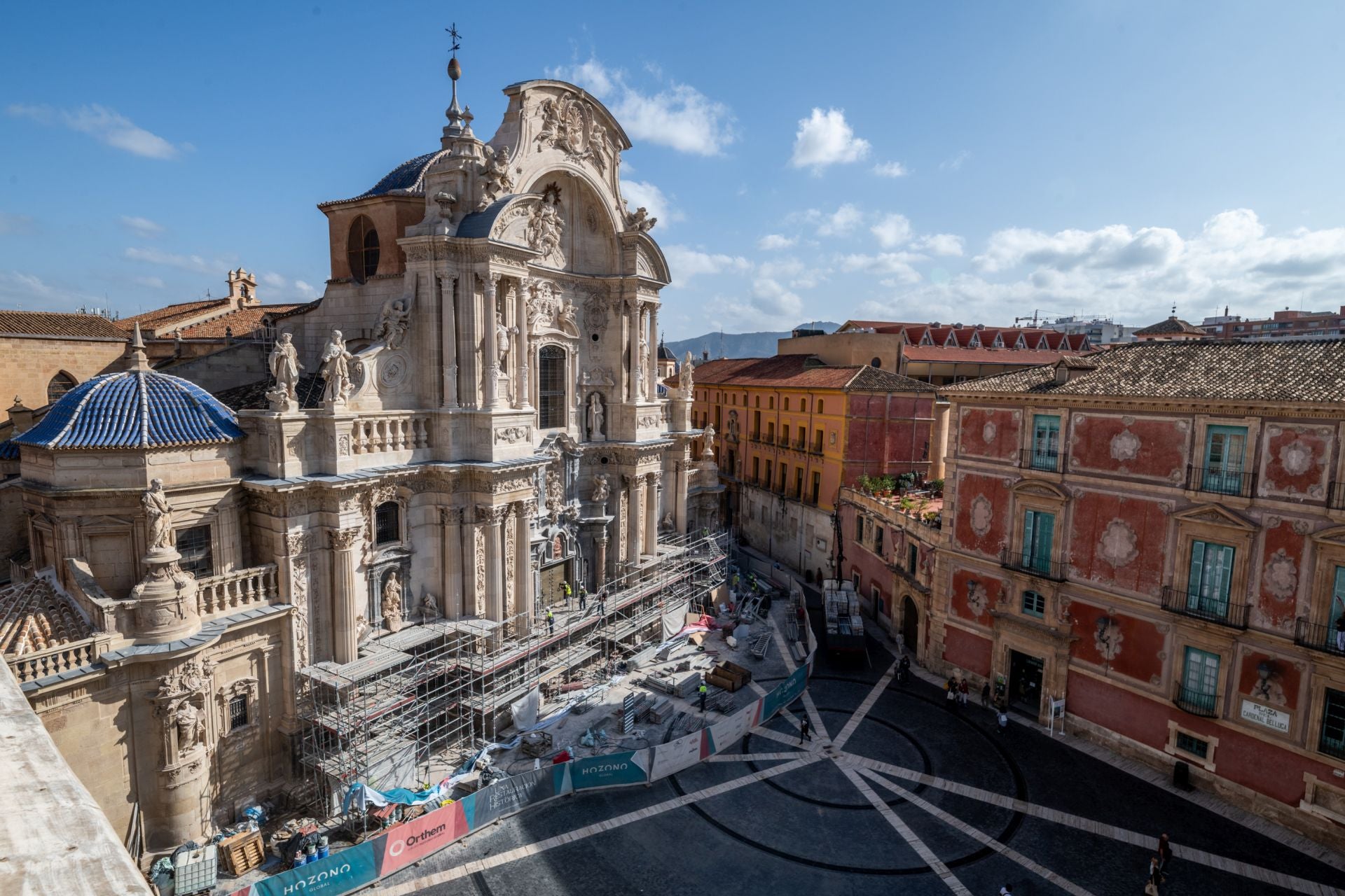 La retirada del andamio de la Catedral de Murcia, en imágenes