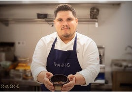 El cocinero Juan José Mesa León en su restaurante.