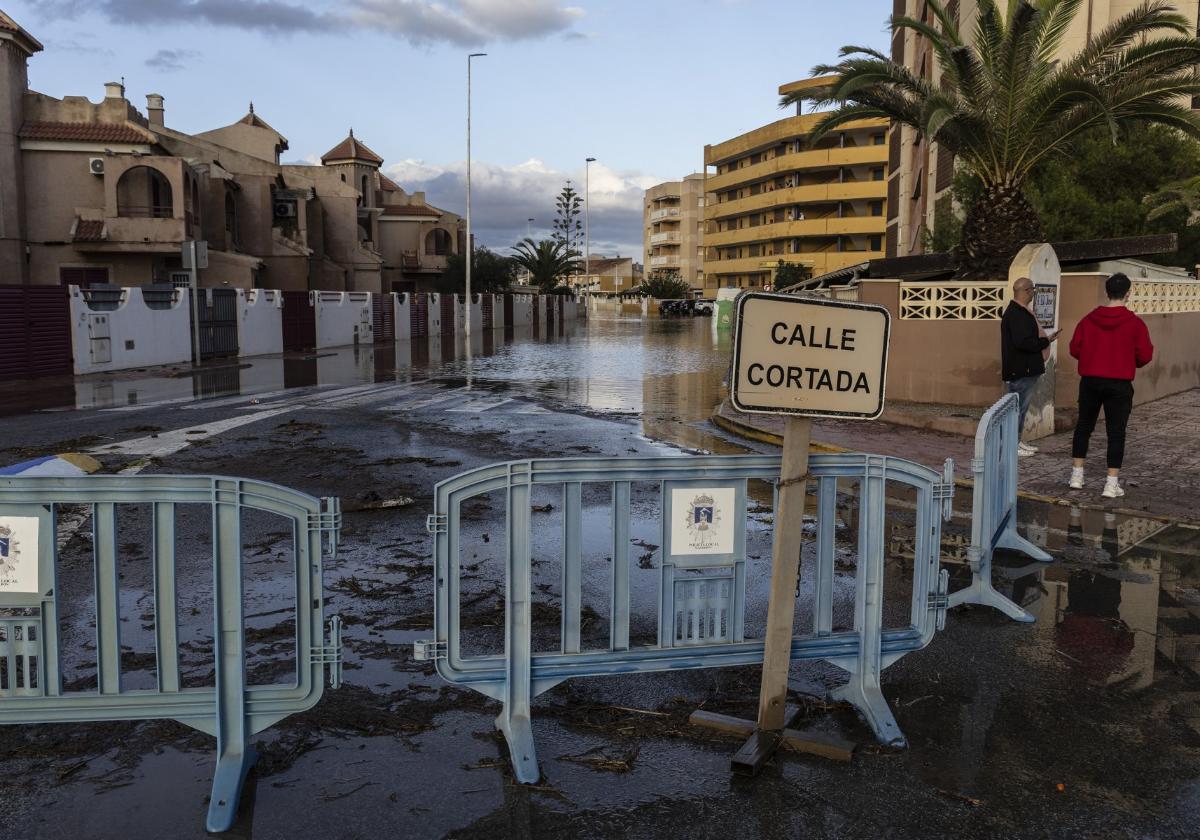 Uno de los tramos anegados de la Vía Axial, en Puerto de Mazarrón, ayer.