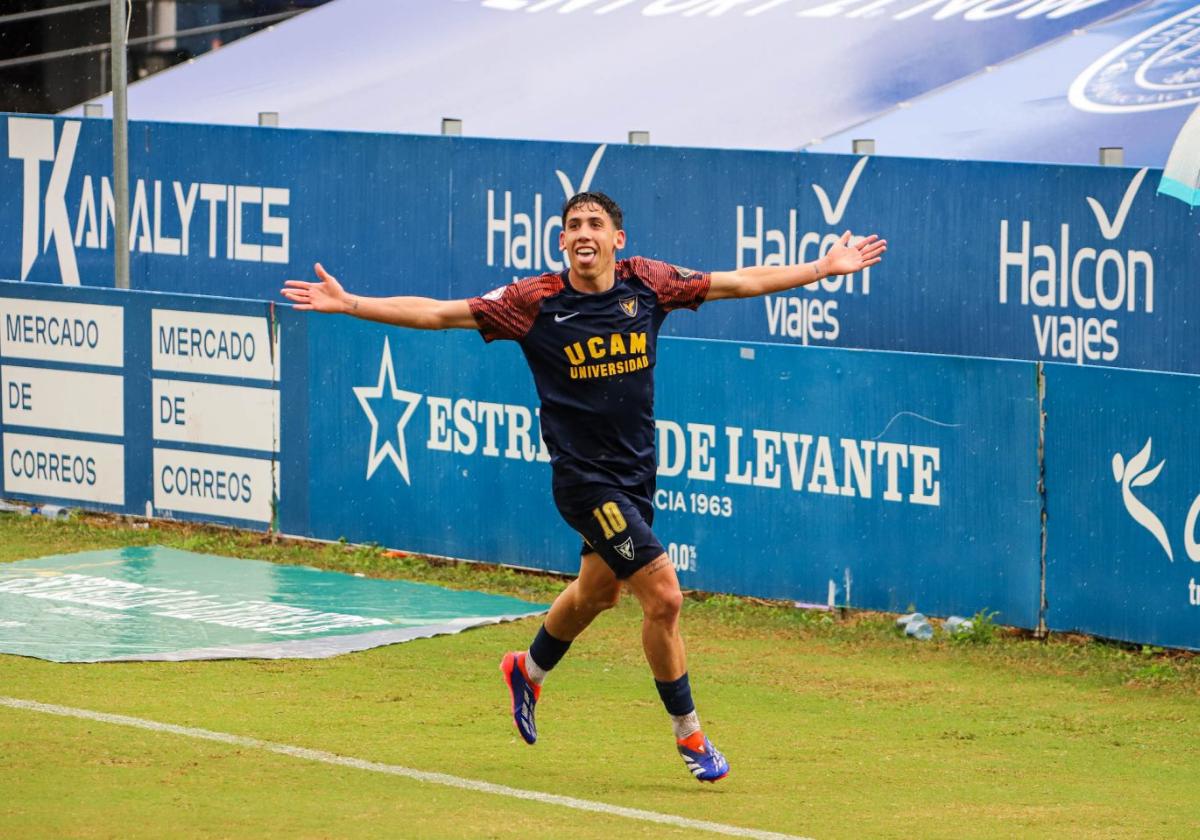 Luque, jugador del UCAM, celebra su gol ante el Recreativo Granada.