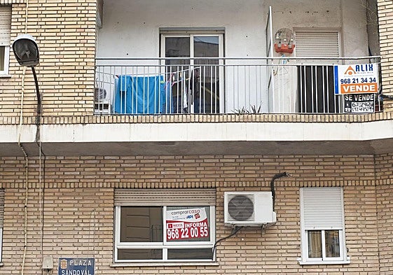 Imagen de archivo de pisos de segunda mano en venta en una calle de Murcia.