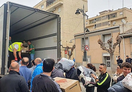 Recogida en Molina de productos donados por los vecinos para los afectados por la DANA.