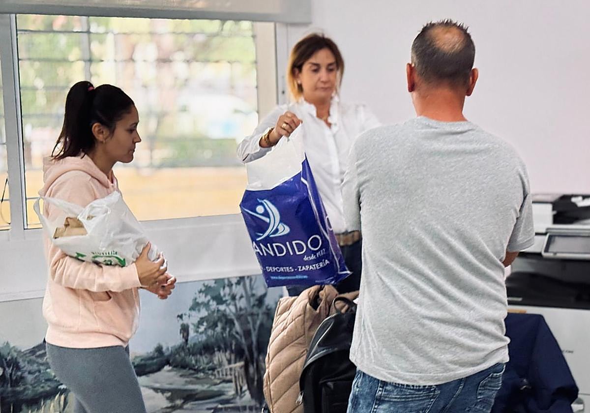 Familiares del archenero desaparecido en Letur, junto a Patricia Fernández.