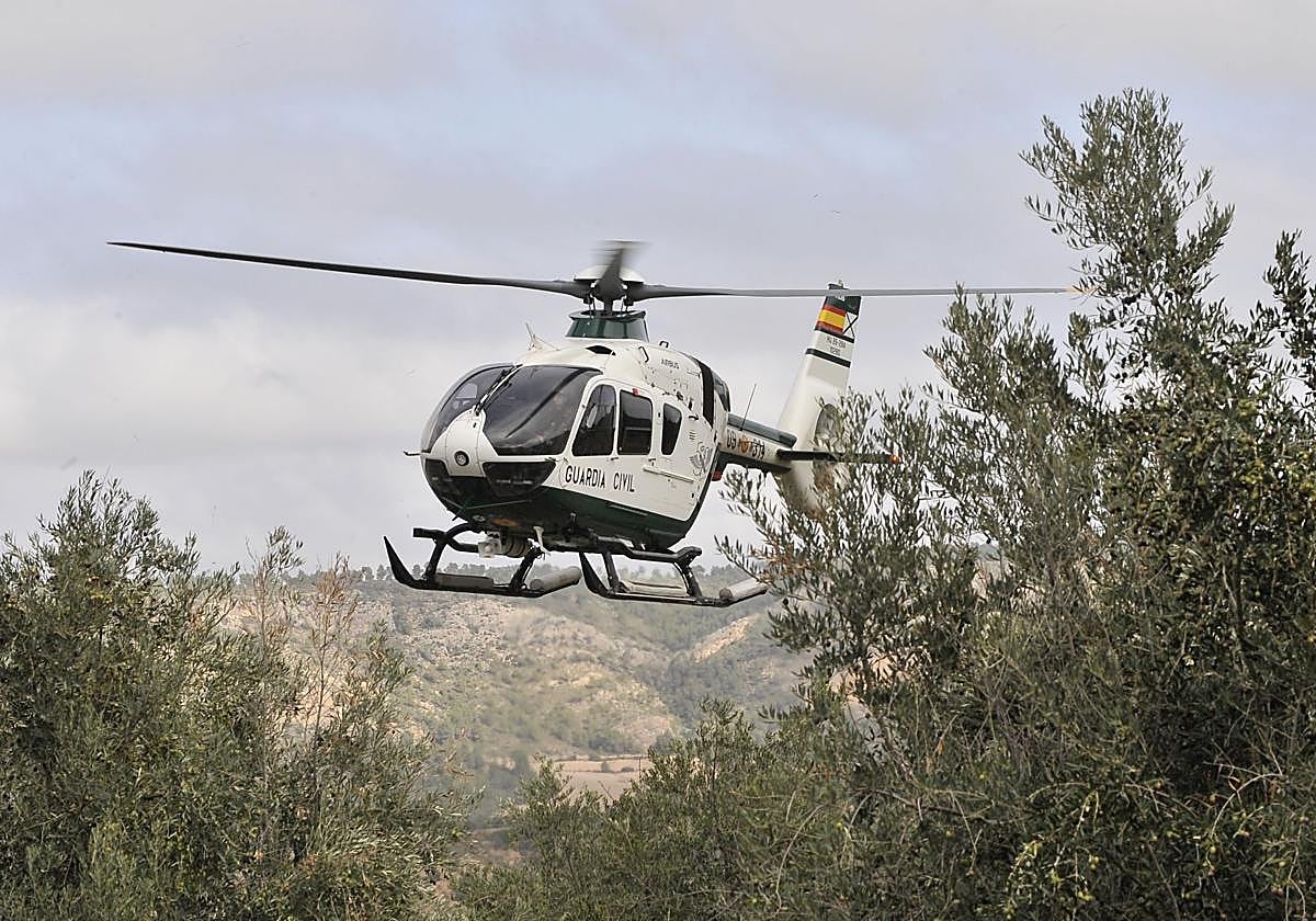 Un helicóptero de la Guardia Civil que participa en el dispositivo de búsqueda de los desaparecidos.