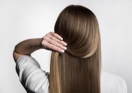 Balayage invertido: la nueva tendencia capilar perfecta para camuflar las canas.