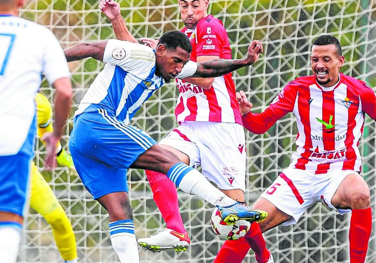 Seth Vega dispara a puerta en el choque frente al Don Benito.