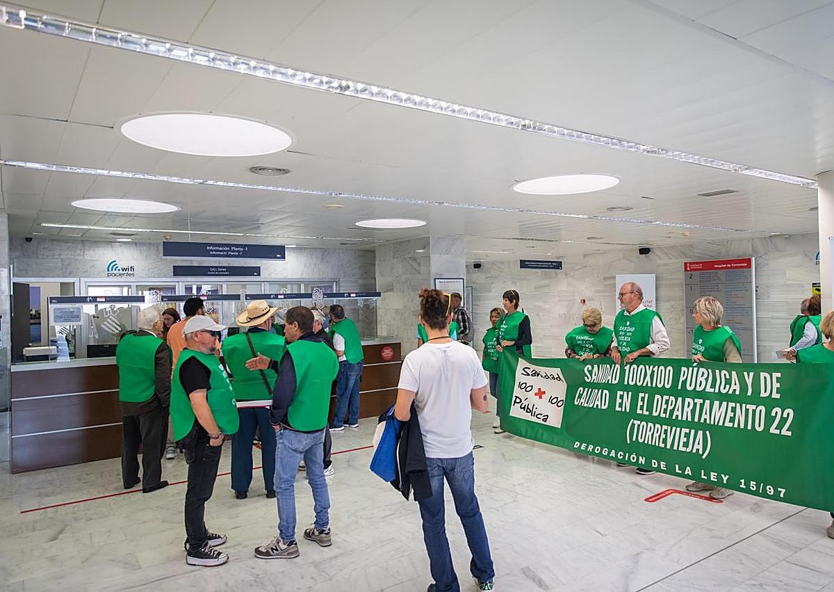 Imagen secundaria 1 - Concentración de la Plataforma, este martes, a las puertas del hospital de Torrevieja.