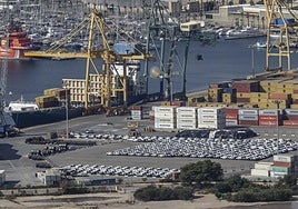 Los coches aparcados en el muelle de Santa Lucía a la espera de su salida.