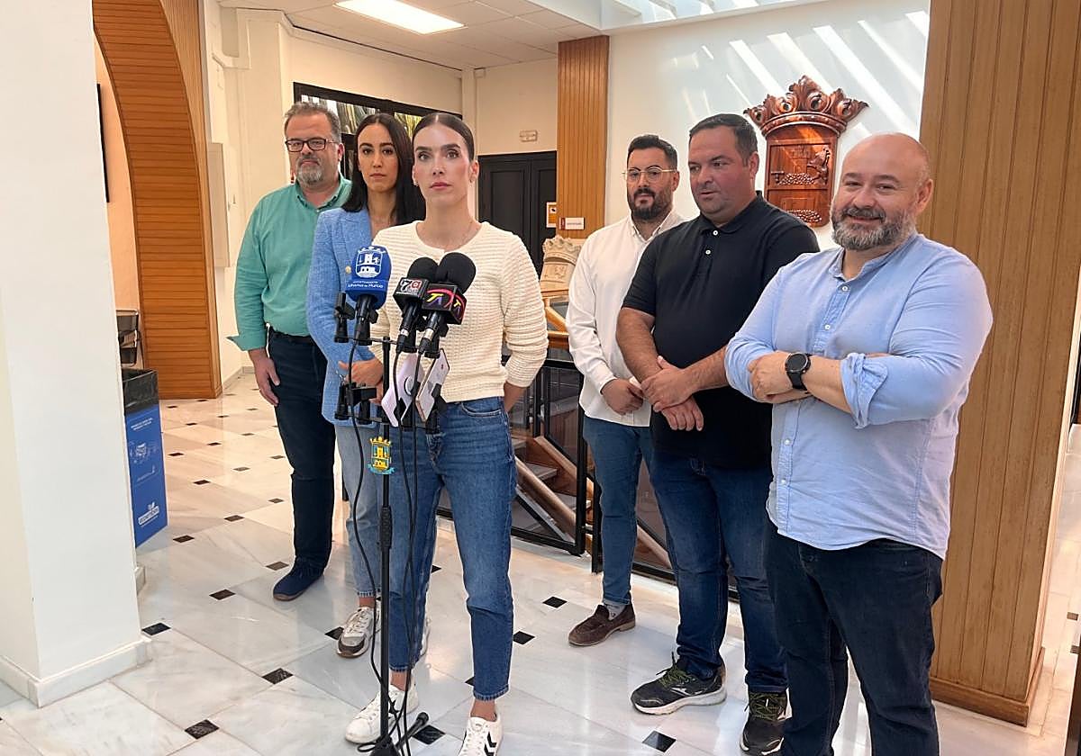 La alcaldesa, en su comparecencia de ayer junto a los concejales populares.