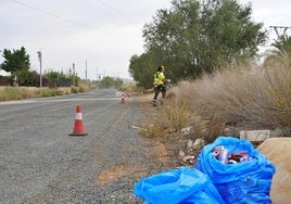 Trabajos de limpieza en las cunetas de la carretera, la semana pasada.