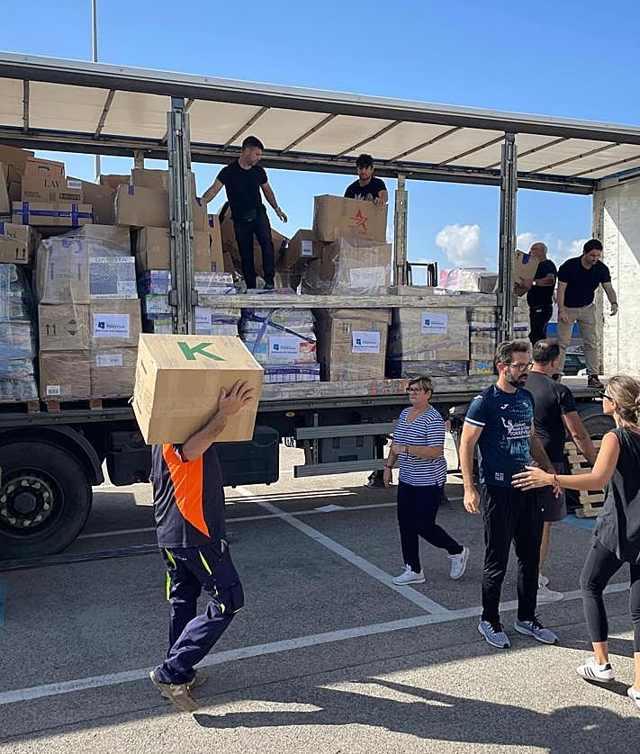Imagen secundaria 2 - La campaña para las víctimas de la riada recoge 78.000 kilos de alimentos y ropa en Torrevieja