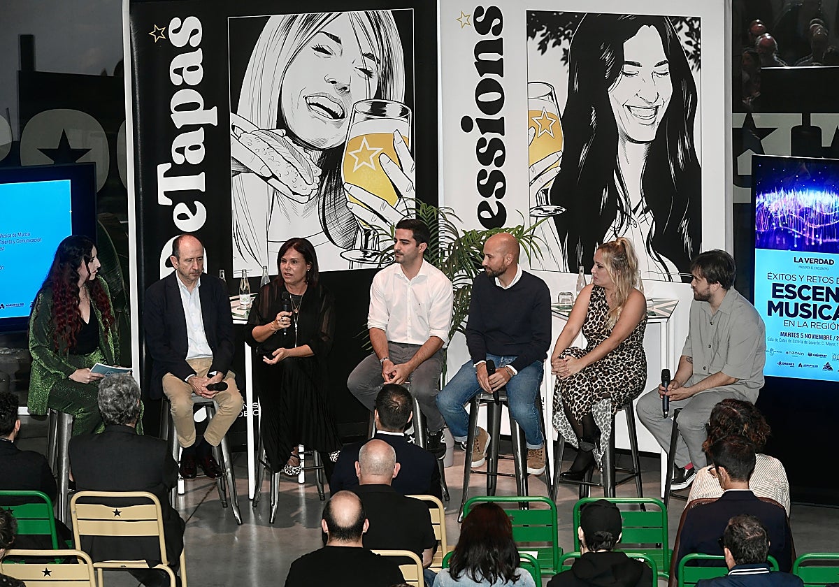 Lydia Martín, Miguel Torres, Claudia Orellana, Álvaro Vargas, Alberto Vegara, Sara Zamora y Bruno Laencina, durante la celebración del foro Región de Talentos dedicado al sector musical en la Sala de Catas de Estrella de Levante.