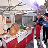 La edil Bernabé visitó la muestra empresarial.