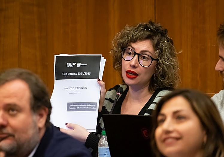 La portavoz de Cambiemos, Leticia Pertegal, muestra la guía docente de la asignatura que imparte Portugal en la UMH.