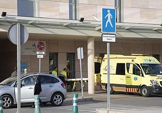 Imagen de archivo de una ambulancia en la entrada de Urgencias del Hospital Santa Lucía.