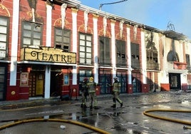 Bomberos trabajan en la discoteca Teatre tras el incendio que se cobró la vida de 13 personas.