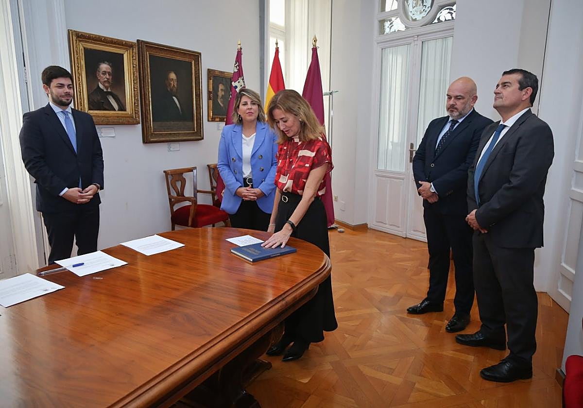 Ruipérez toma posesión junto a Olmos y Arroyo Tous, en presencia de la alcaldesa y el edil de Hacienda.