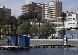 Vista del antiguo Hotel Los Arcos, con el escudo de la Comunidad (que lo usó como hospital), y de otros edificios, ayer, en La Ribera.