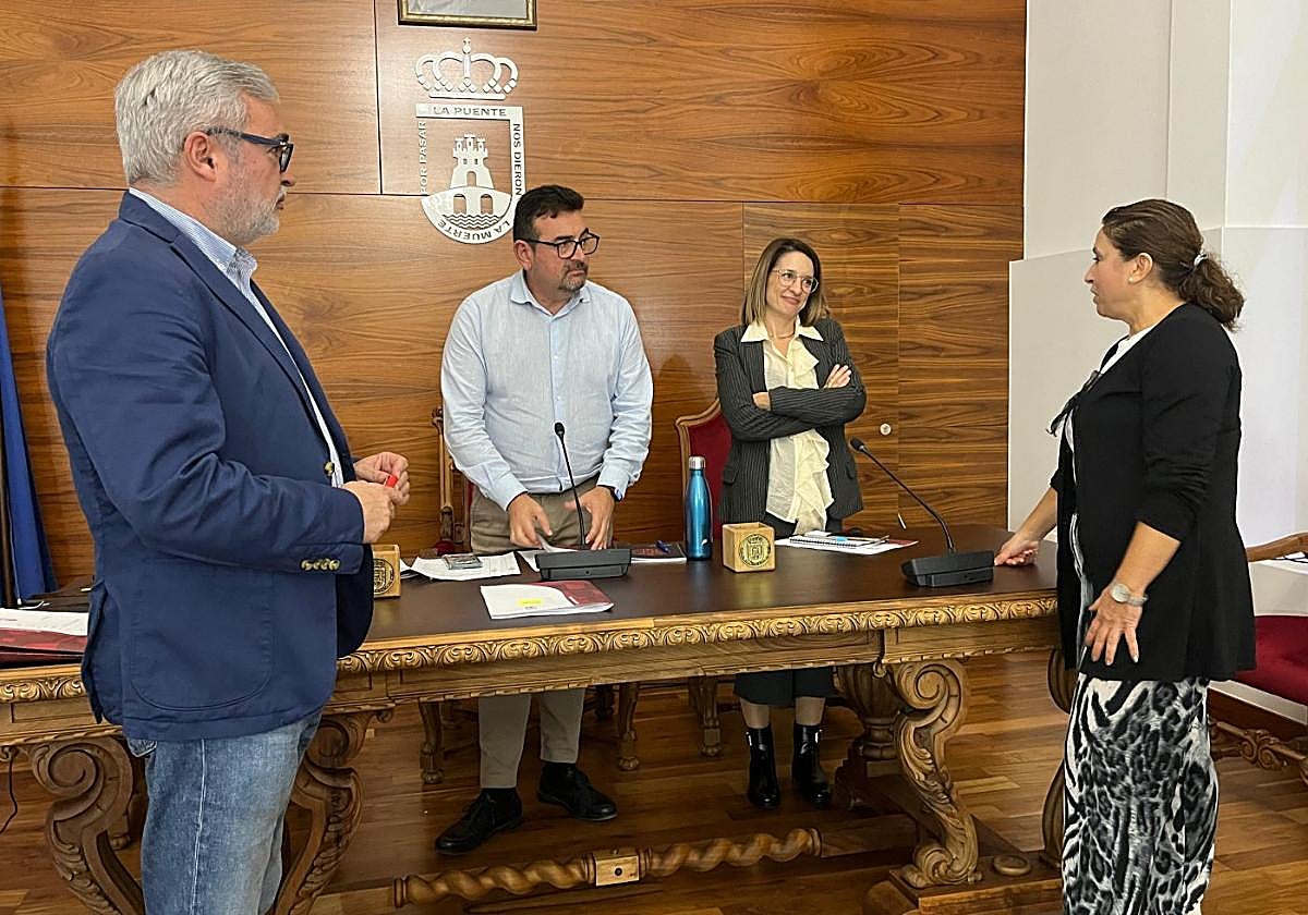 El alcalde Tomás Rubio charla con el portavoz de Vox Jesús Castaño (i) y otras concejalas del Ayuntamiento de Cieza, el martes.