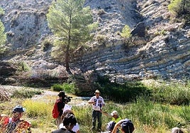 Visita al cauce del río Argos en octubre de 2023 para ver la sección de estratos del Cretácico inferior.