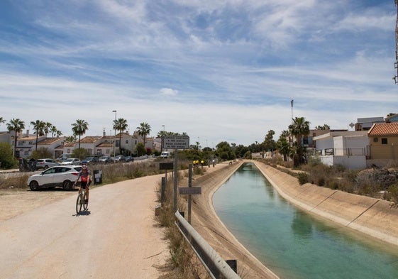 Un ciclista pasea junto al canal del Trasvase a su paso por Orihuela Costa, en una imagen de archivo.