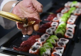 Preparación de un nigiri, en uno de los estand de Región de Murcia Gastronómica.