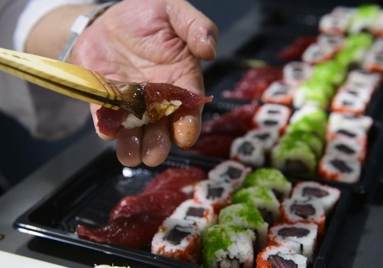 Preparación de un nigiri, en uno de los estand de Región de Murcia Gastronómica.