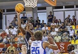 Ugochukwu lanza a canasta en un partido en el Palacio.