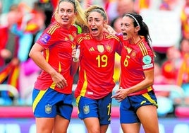 Alexia Putellas, Olga Carmona y Aitana Bonmatí celebrando un gol frente a Bélgica, este verano.