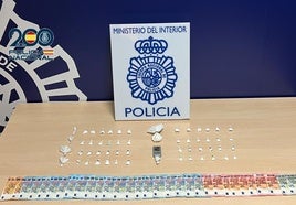 La droga y el dinero incautado por los agentes.