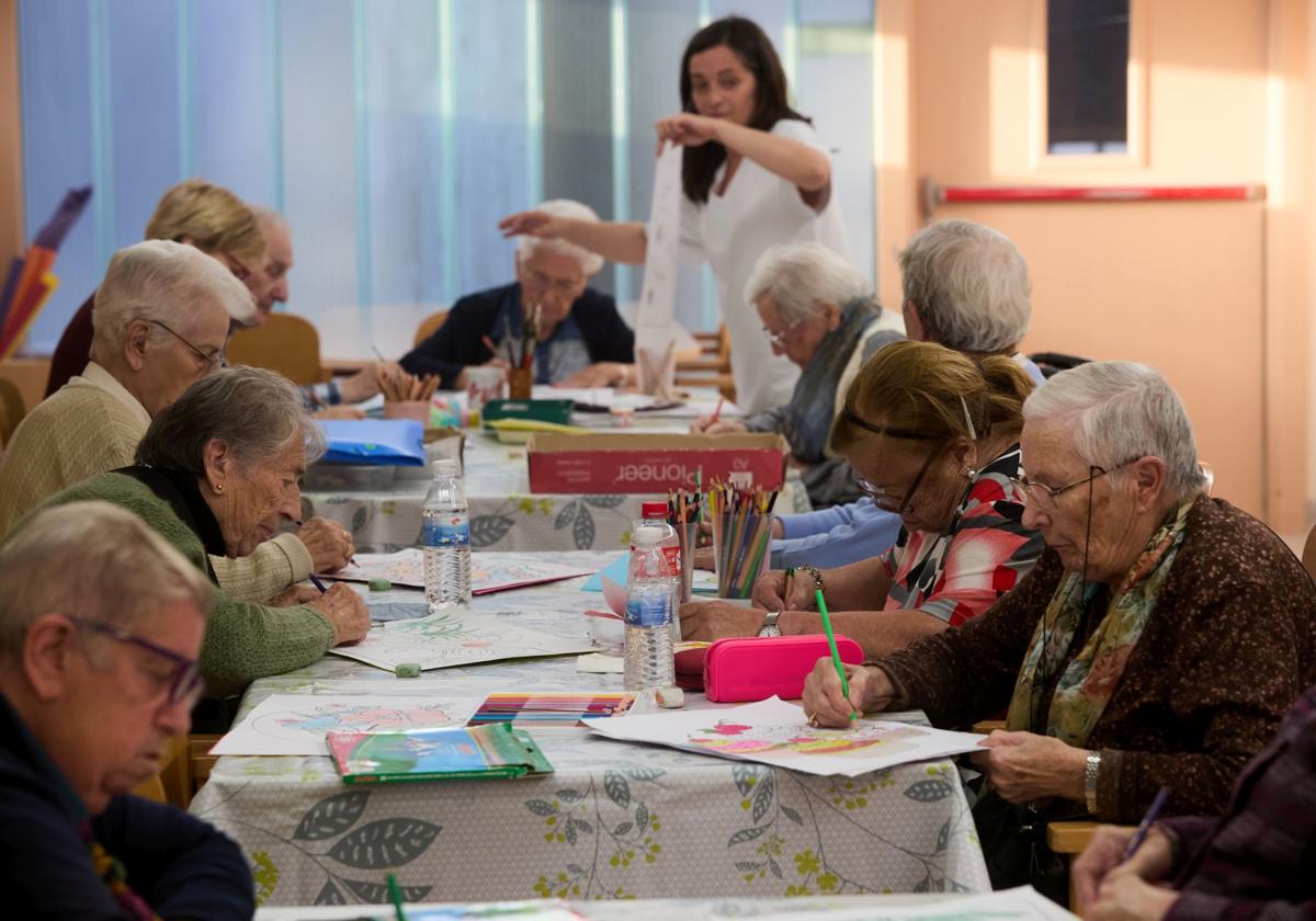 Ancianos participan en actividades en una residencia.