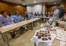 Andrés Maza explica los matices del vino a los participantes en el taller.