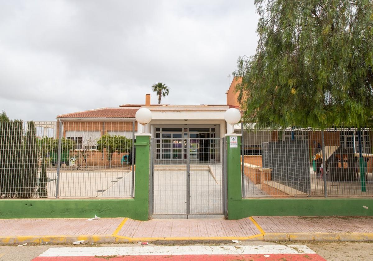 Acceso al colegio Virgen del Carmen de Torrevieja, en una imagen de archivo.