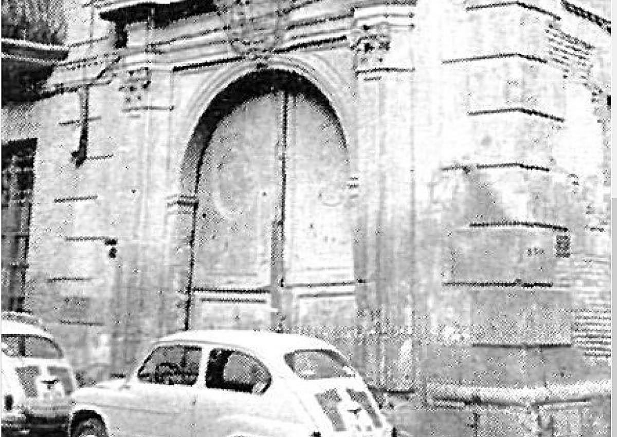 Imagen secundaria 1 - 1. La histórica portada también se conservó. 2. Retrato del olvidado empresario García Martínez.