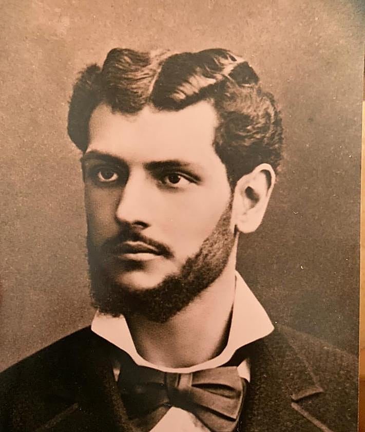 Imagen secundaria 2 - 1. La histórica portada también se conservó. 2. Retrato del olvidado empresario García Martínez.