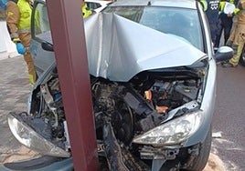 El estado del vehículo tras chocar contra la farola.