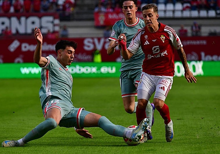 Gero Spina se lanza al suelo para cortar el avance de Loren.