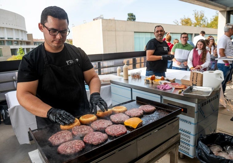 El cocinero prepara varias hamburguesas para los asistentes a Región de Murcia Gastronómica.