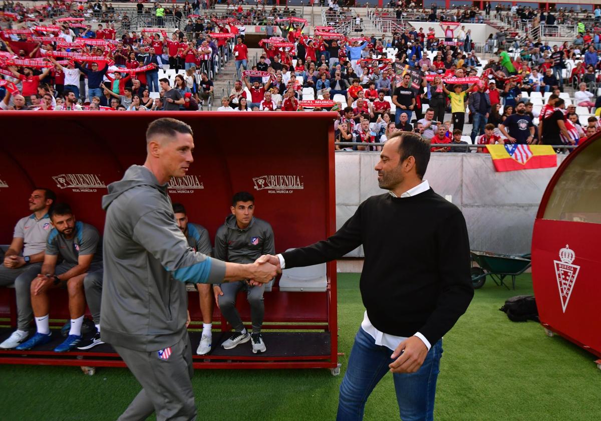 Fran Fernández (d) y Fernando Torres se saludan.