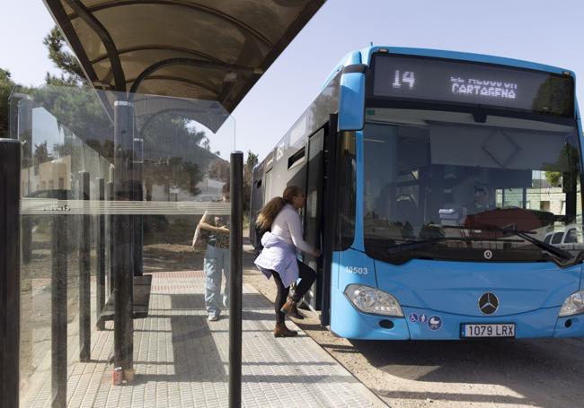 Varias usuarias suben a la línea 14 del transporte, a su paso por la diputación de Santa Ana.