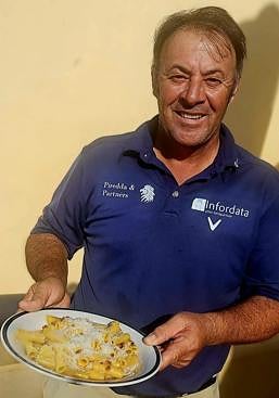 Imagen - Canonica con sus macarrones carbonara terminados.