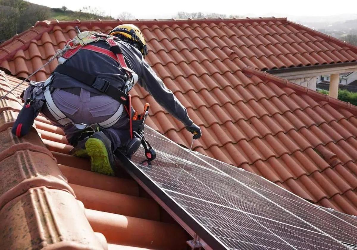 Instalación de paneles solares en una vivienda unifamiliar.