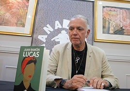Juan Ramón Lucas, durante la presentación de 'Melina' en la Semana Negra de Gijón.