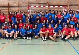 Jugadoras y técnicos en una jornada del 'For Fun' de fútbol sala celebrada este año en Fuente Álamo.