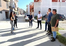 Vecinos del barrio Jover y cazadores, reunidos para tratar el problema.