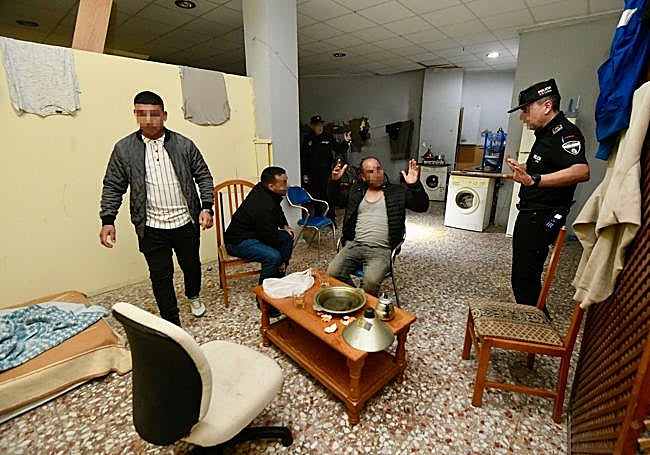 Inspección en un local usado como casa, el 31 de octubre.