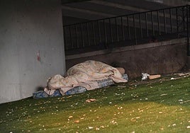 Una persona 'sintecho' duerme en la calle en una imagen de archivo.