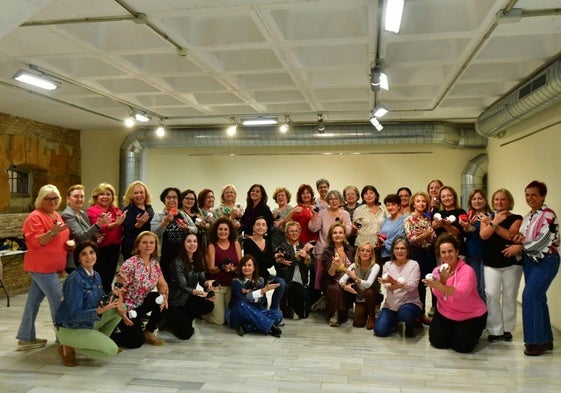 Integrantes de la Asociación de Amigos de la Castañuela de Murcia, ayer, en el centro municipal García Alix, en Murcia.