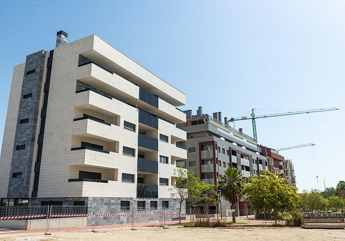 Edificios residenciales en construcción en la avenida Juan Carlos I de Murcia.