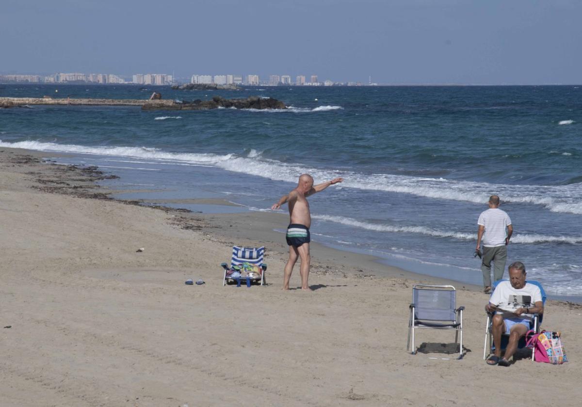 Tres hombres, en una playa de la vertiente mediterránea de la localidad, hace unos días.